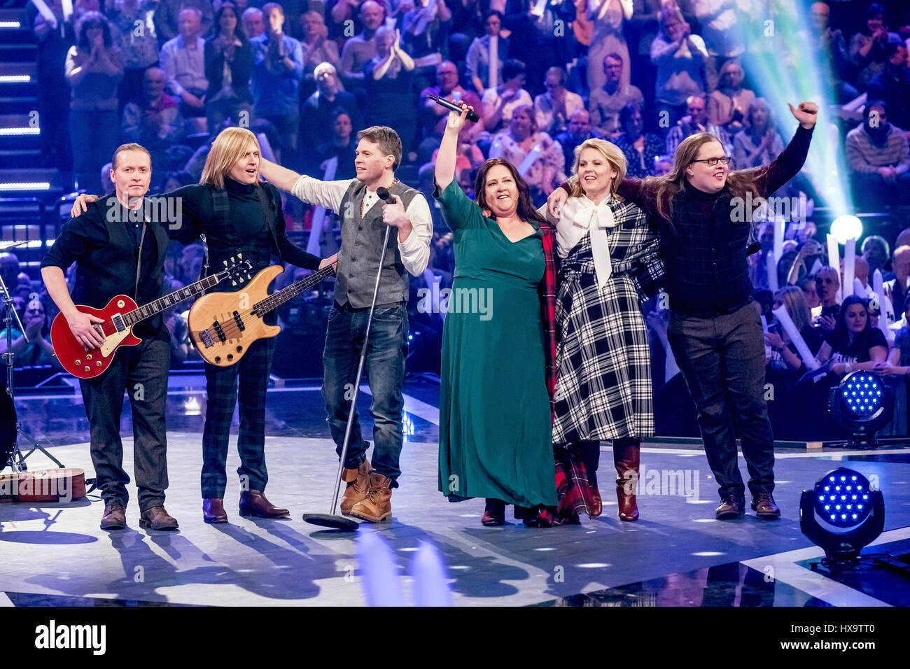 Oldenburg (Germania). 25 Mar, 2017. Musicisti provenienti dalla famiglia Kelly, Joey (l-r), Giovanni, Jimmy, Kathy, Patricia e Angelo Kelly, eseguire durante l'ARD spettacolo 'Schlagercountdown - Das grosse Premierenfest' (lt. "Conto alla rovescia chlager - Il grand premiere festival') in Oldenburg, Germania, 25 marzo 2017 - nessun filo servizio- foto: Andreas Lander/dpa-Zentralbild/dpa/Alamy Live News Foto Stock