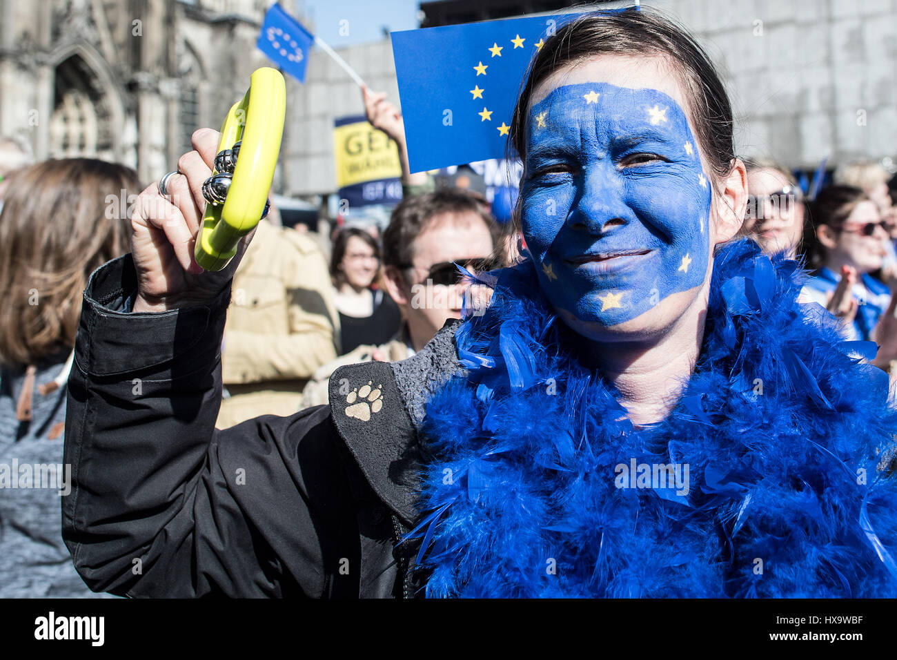 Colonia, Germania. 26 Mar, 2017. Un manifestanti con una bandiera europea face painting in piedi di fronte alla cattedrale di Colonia a Colonia, Germania, 26 marzo 2017. Diverse centinaia di persone hanno partecipato alla pro-europea di dimostrazione da parte della "Pulse d'Europa" iniziativa davanti alla Cattedrale domenica. Foto: Federico Gambarini/dpa/Alamy Live News Foto Stock