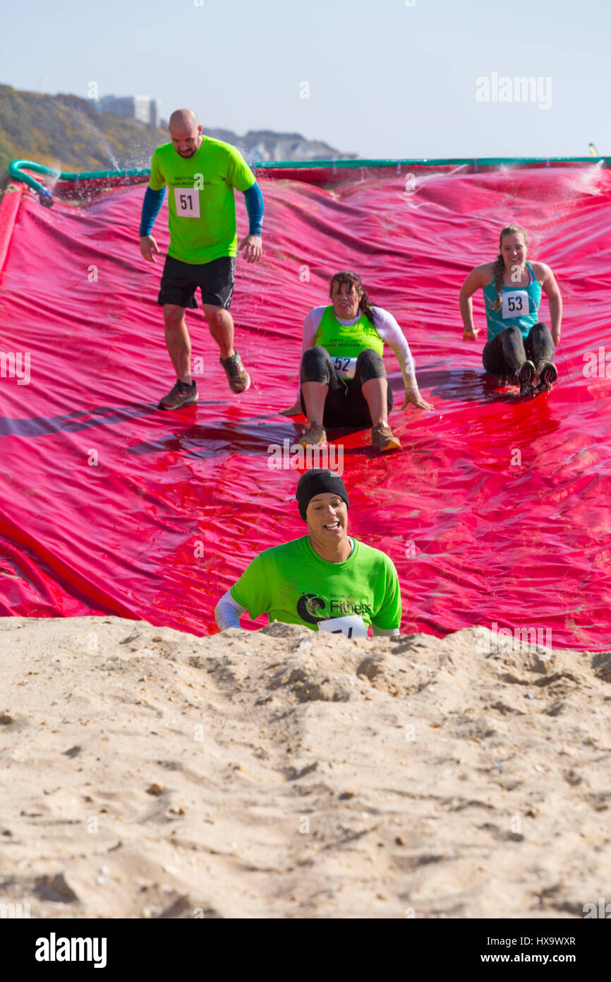 Bournemouth Dorset, Regno Unito. 26 Mar, 2017. La Tempesta di sabbia spiaggia sfida avviene sul Bournemouth Beach, un Beach Assault Course oltre 5k, o due volte intorno per 10km, con ostacoli lungo la sabbia in una prova di forza e determinazione. Il caso è quello di raccogliere fondi per il RNLI e il loro lavoro salvavita. La sfida ostacoli includono la scalo . Credito: Carolyn Jenkins/Alamy Live News Foto Stock