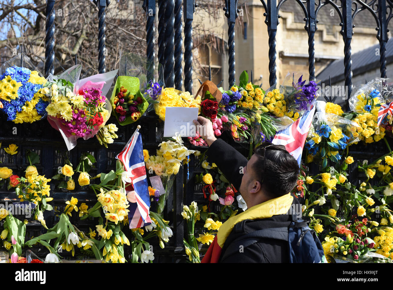 25 mar 2017. Le persone che lasciano omaggi floreali e messaggi per il terrore di Westminster vittime di attacco durante il Unite per l'Europa marzo a Londra, Regno Unito. Foto Stock