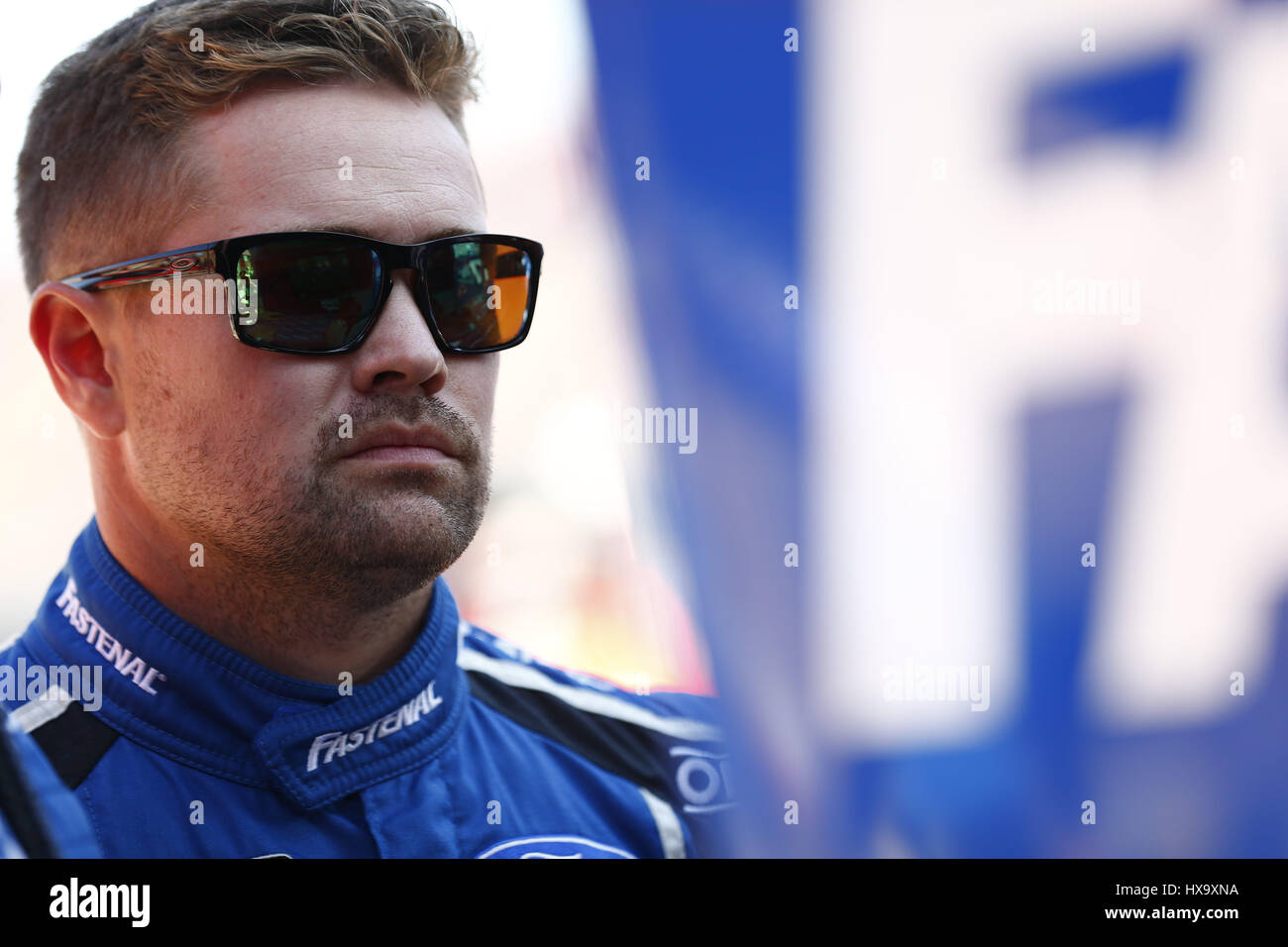 Fontana, in California, Stati Uniti d'America. 24 Mar, 2017. Marzo 24, 2017 - Fontana, in California, Stati Uniti d'America: Ricky Stenhouse Jr (17) è appeso fuori sulla strada pit prima di qualificazione per il Club Auto 400 presso Auto Club Speedway di Fontana, in California. Credito: Jusitn R. Noe Asp Inc/ASP/ZUMA filo/Alamy Live News Foto Stock