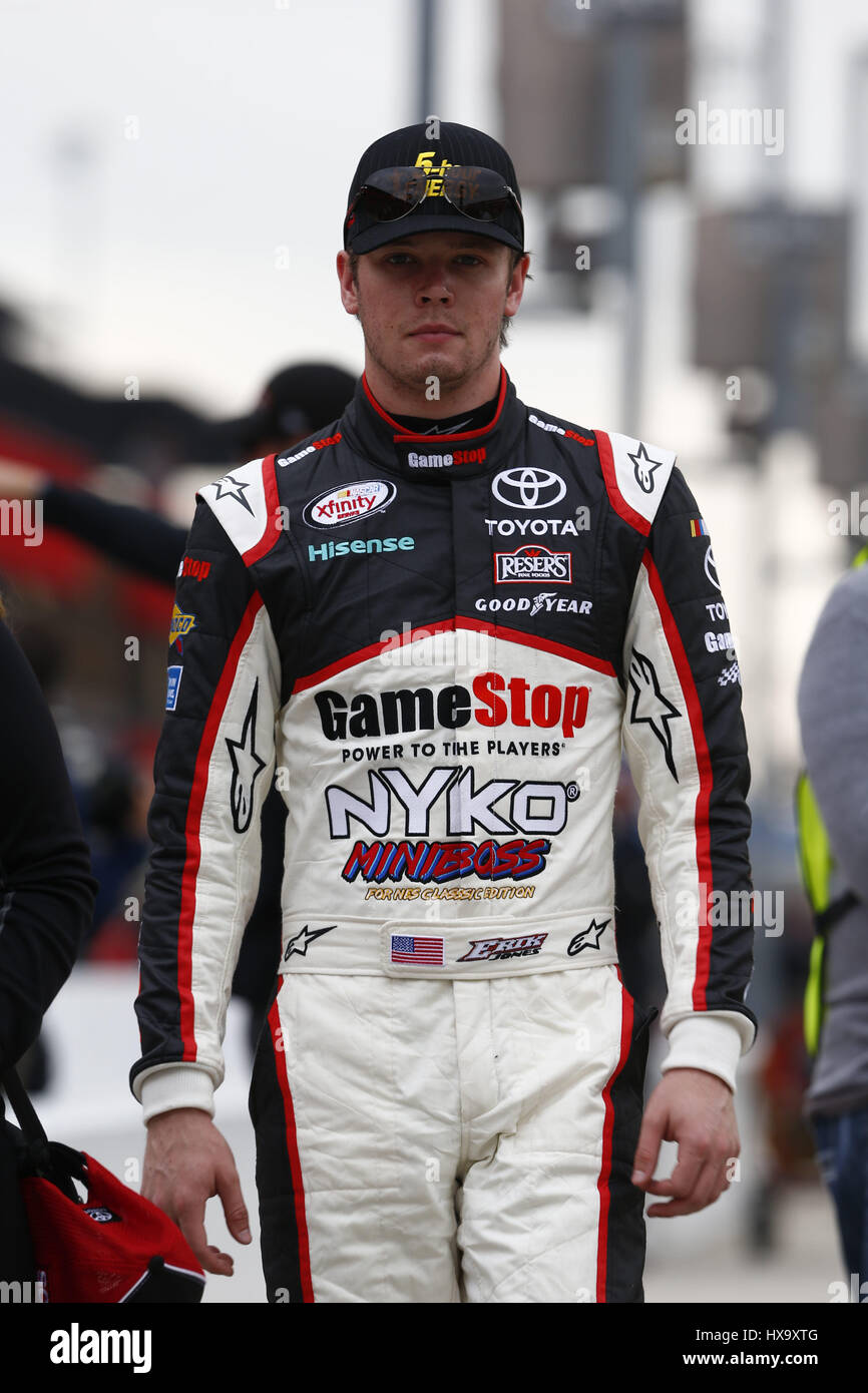 Fontana, in California, Stati Uniti d'America. 25 Mar, 2017. Marzo 25, 2017 - Fontana, in California, Stati Uniti d'America: Erik Jones (20) si blocca su strada ai box durante le qualifiche per la NASCAR Serie Xfinity NXS 300 presso Auto Club Speedway di Fontana, in California. Credito: Justin R. Noe Asp Inc/ASP/ZUMA filo/Alamy Live News Foto Stock