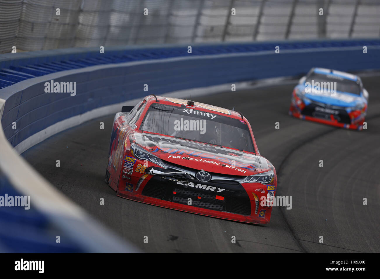 Fontana, in California, Stati Uniti d'America. 25 Mar, 2017. Marzo 25, 2017 - Fontana, in California, Stati Uniti d'America: Erik Jones (20) battaglie per posizione durante la NASCAR Serie Xfinity NXS 300 presso Auto Club Speedway di Fontana, in California. Credito: Justin R. Noe Asp Inc/ASP/ZUMA filo/Alamy Live News Foto Stock