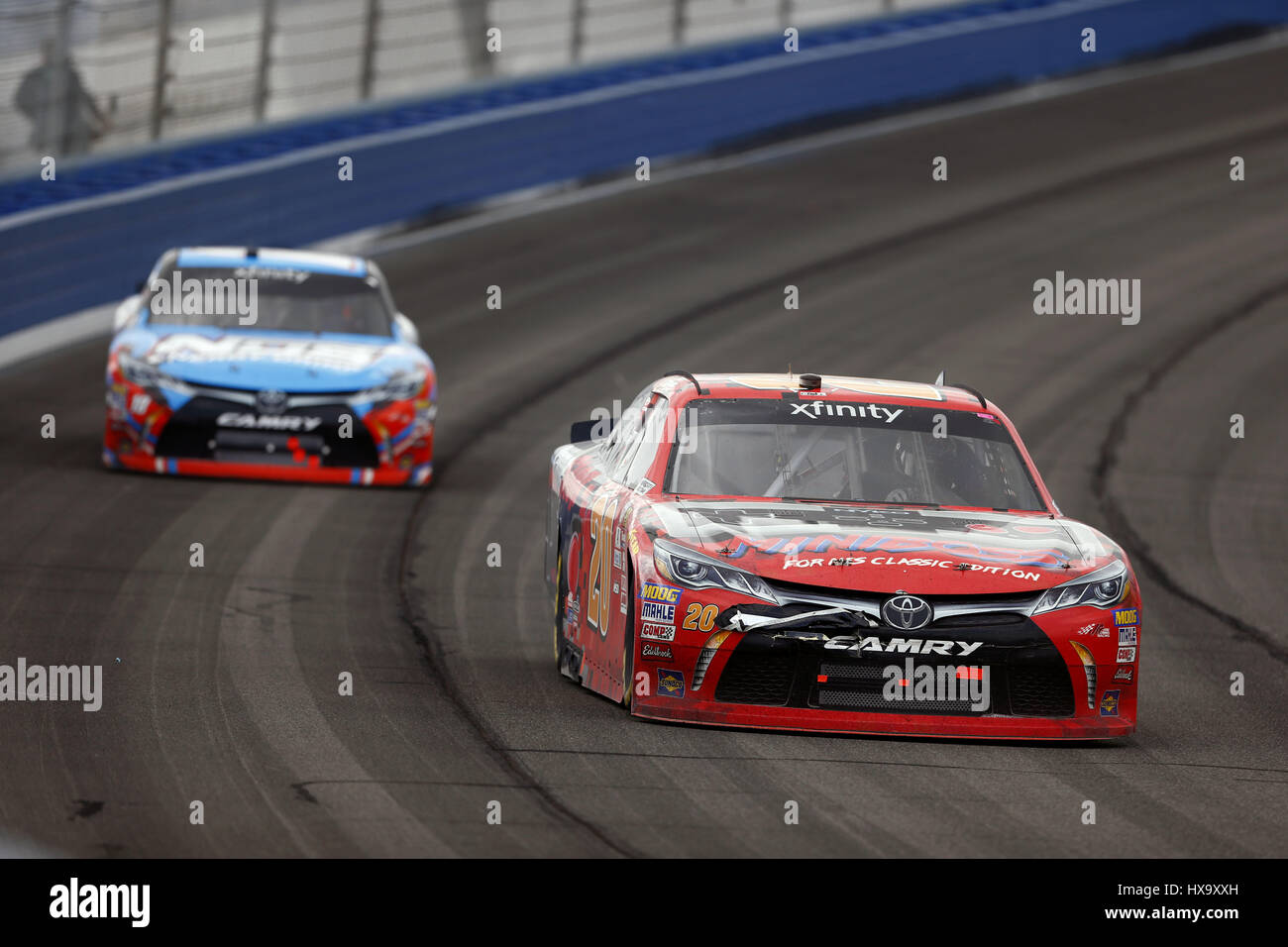 Fontana, in California, Stati Uniti d'America. 25 Mar, 2017. Marzo 25, 2017 - Fontana, in California, Stati Uniti d'America: Erik Jones (20) battaglie per posizione durante la NASCAR Serie Xfinity NXS 300 presso Auto Club Speedway di Fontana, in California. Credito: Justin R. Noe Asp Inc/ASP/ZUMA filo/Alamy Live News Foto Stock