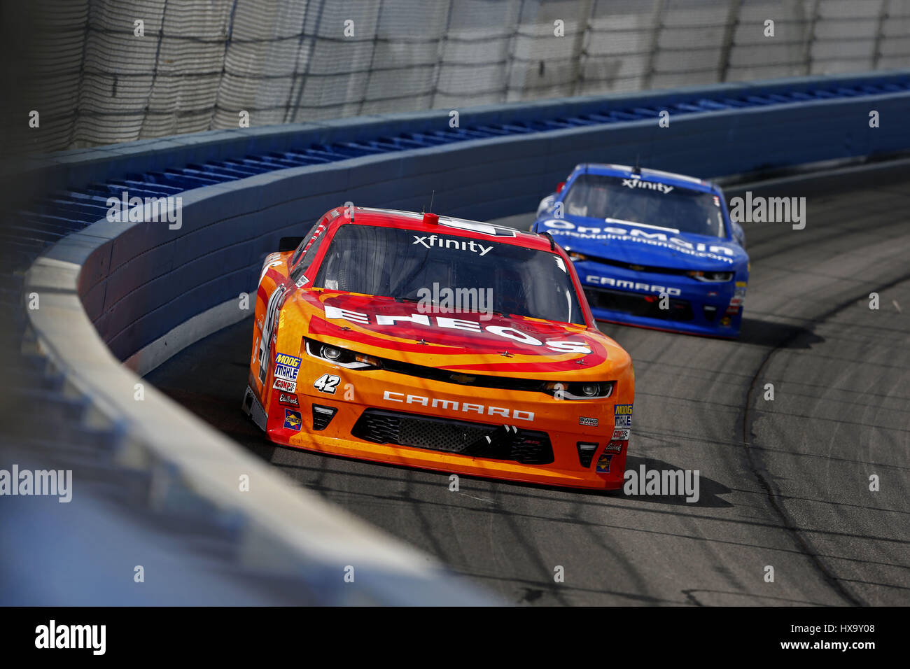 Fontana, in California, Stati Uniti d'America. 25 Mar, 2017. Marzo 25, 2017 - Fontana, in California, Stati Uniti d'America: Kyle Larson (42) battaglie per posizione durante la NASCAR Serie Xfinity NXS 300 presso Auto Club Speedway di Fontana, in California. Credito: Justin R. Noe Asp Inc/ASP/ZUMA filo/Alamy Live News Foto Stock