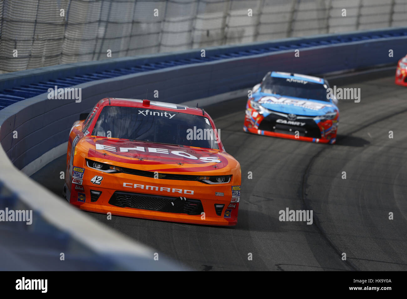Fontana, in California, Stati Uniti d'America. 25 Mar, 2017. Marzo 25, 2017 - Fontana, in California, Stati Uniti d'America: Kyle Larson (42) battaglie per posizione durante la NASCAR Serie Xfinity NXS 300 presso Auto Club Speedway di Fontana, in California. Credito: Justin R. Noe Asp Inc/ASP/ZUMA filo/Alamy Live News Foto Stock