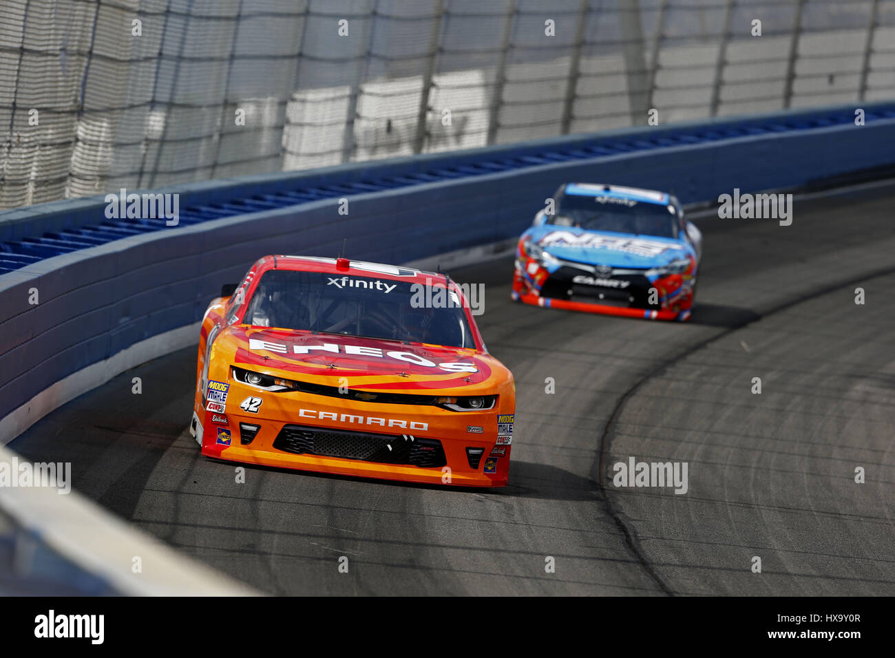Fontana, in California, Stati Uniti d'America. 25 Mar, 2017. Marzo 25, 2017 - Fontana, in California, Stati Uniti d'America: Kyle Larson (42) battaglie per posizione durante la NASCAR Serie Xfinity NXS 300 presso Auto Club Speedway di Fontana, in California. Credito: Justin R. Noe Asp Inc/ASP/ZUMA filo/Alamy Live News Foto Stock