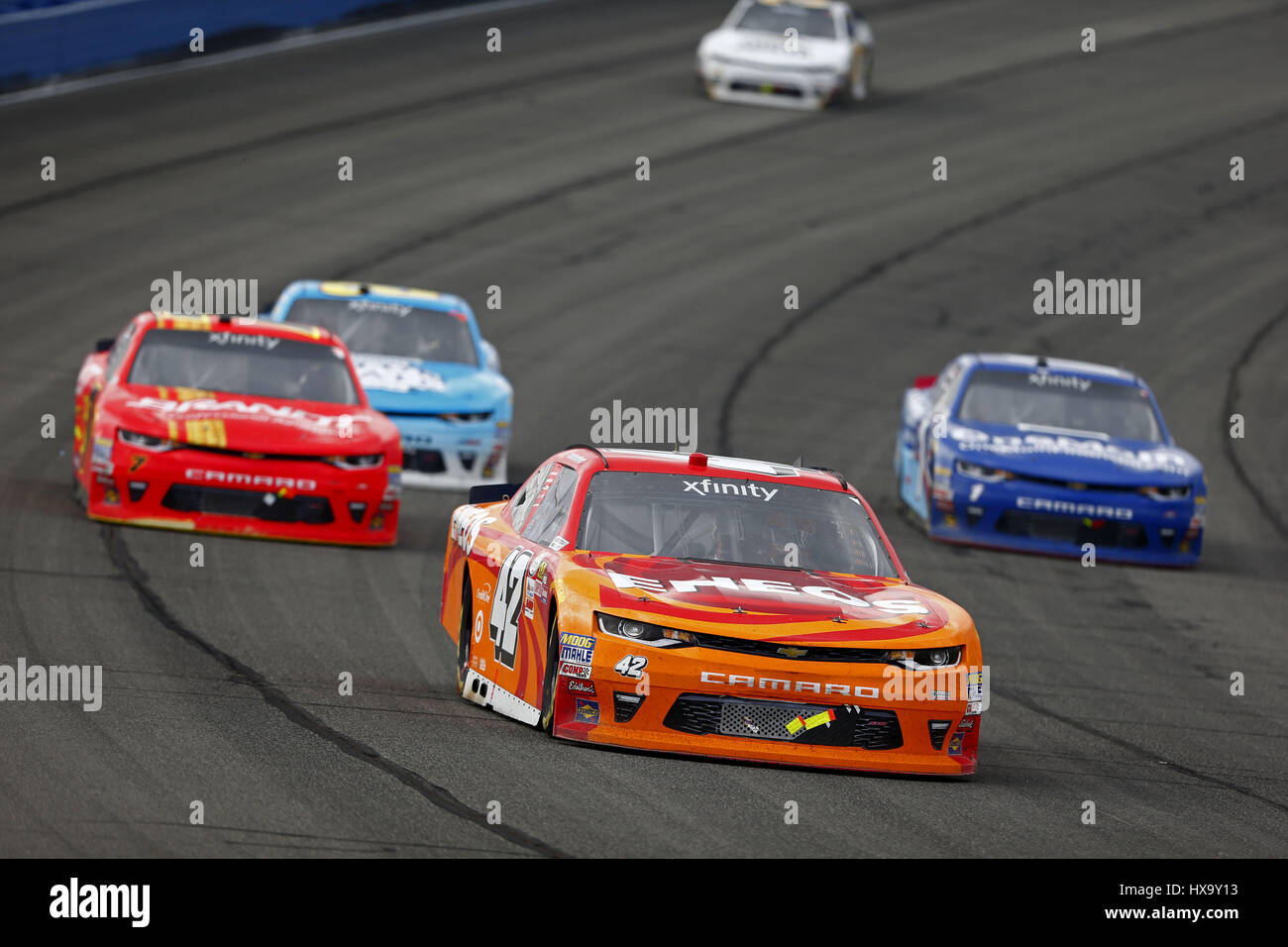 Fontana, in California, Stati Uniti d'America. 25 Mar, 2017. Marzo 25, 2017 - Fontana, in California, Stati Uniti d'America: Kyle Larson (42) battaglie per posizione durante la NASCAR Serie Xfinity NXS 300 presso Auto Club Speedway di Fontana, in California. Credito: Justin R. Noe Asp Inc/ASP/ZUMA filo/Alamy Live News Foto Stock