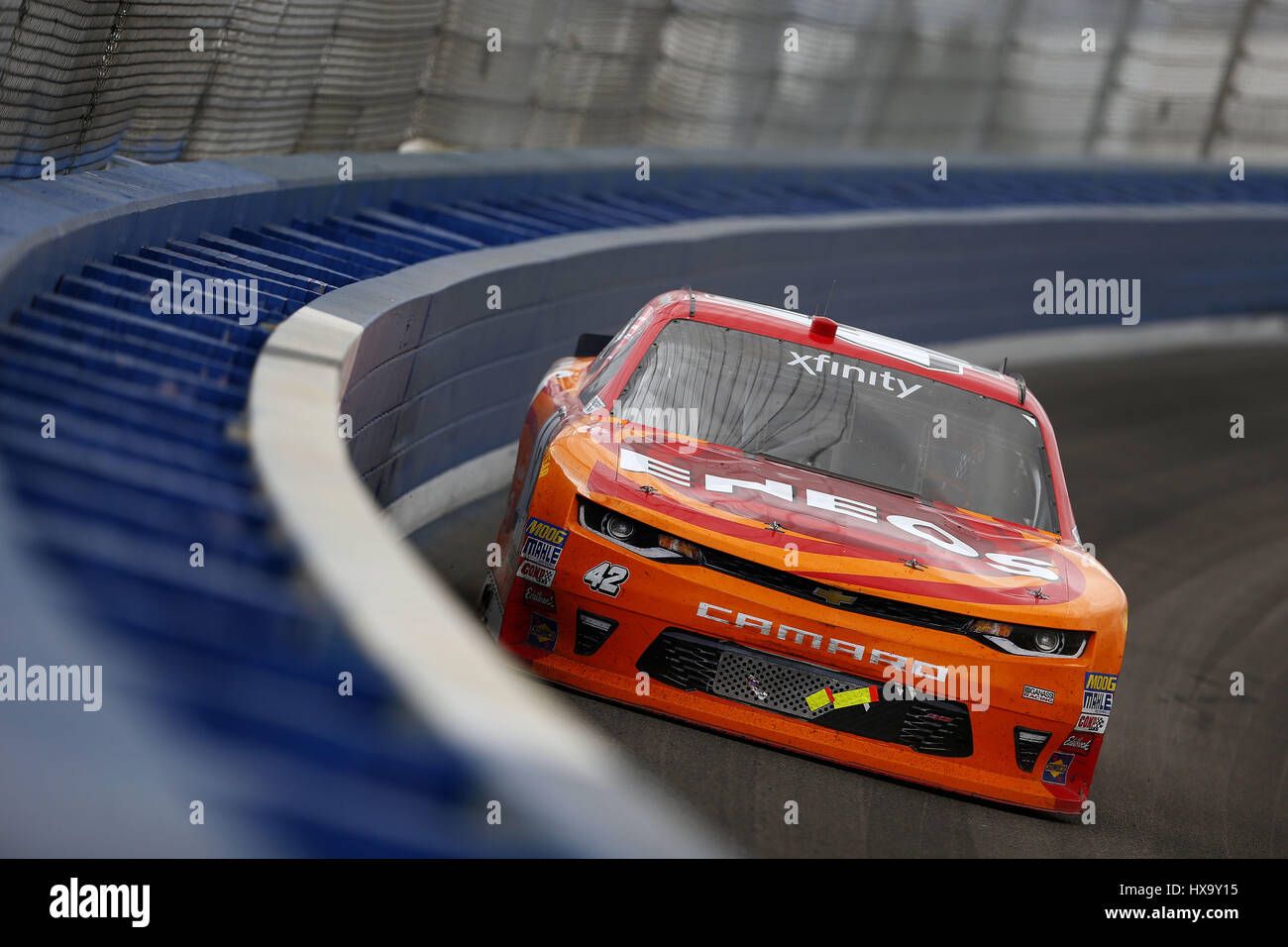Fontana, in California, Stati Uniti d'America. 25 Mar, 2017. Marzo 25, 2017 - Fontana, in California, Stati Uniti d'America: Kyle Larson (42) battaglie per posizione durante la NASCAR Serie Xfinity NXS 300 presso Auto Club Speedway di Fontana, in California. Credito: Justin R. Noe Asp Inc/ASP/ZUMA filo/Alamy Live News Foto Stock