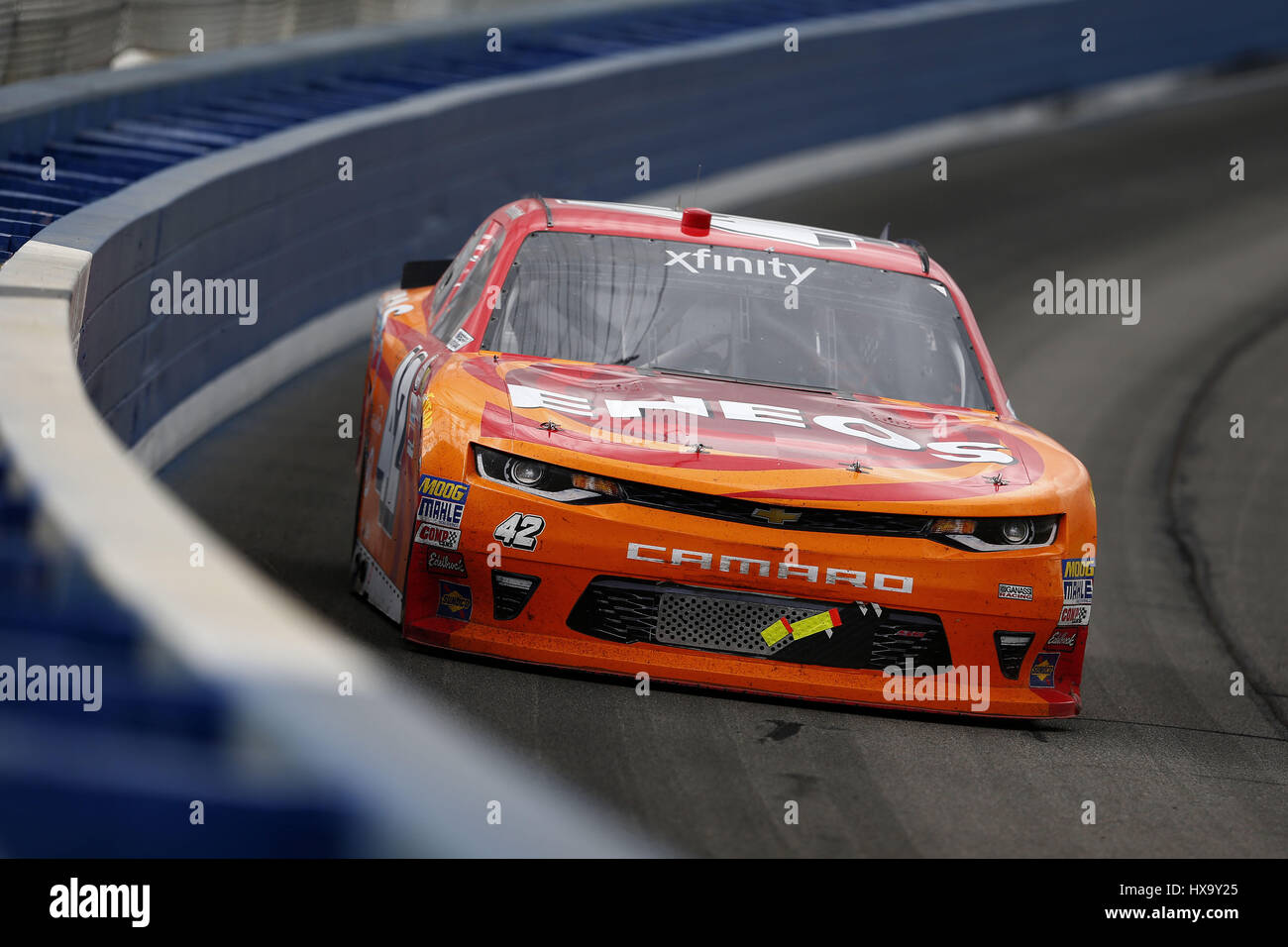 Fontana, in California, Stati Uniti d'America. 25 Mar, 2017. Marzo 25, 2017 - Fontana, in California, Stati Uniti d'America: Kyle Larson (42) battaglie per posizione durante la NASCAR Serie Xfinity NXS 300 presso Auto Club Speedway di Fontana, in California. Credito: Justin R. Noe Asp Inc/ASP/ZUMA filo/Alamy Live News Foto Stock
