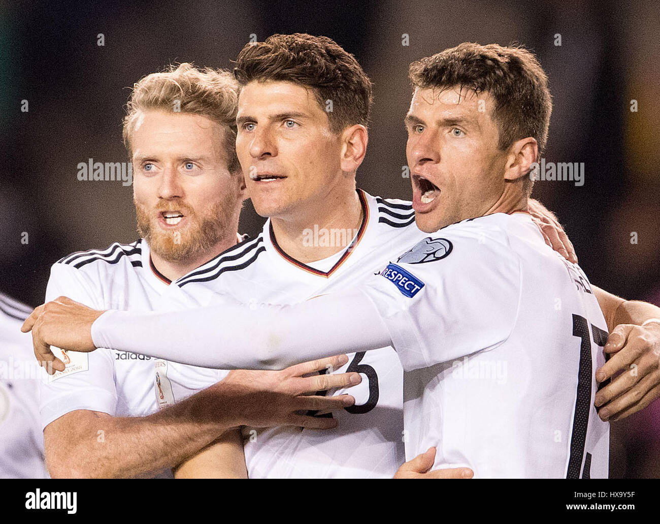 Baku in Azerbaijan. 26 Mar, 2017. La Germania Mario Gomez (C) celebra il suo 3-1 obiettivo con i compagni di squadra Andre Schuerrle (L-R) e Thomas Mueller durante la Coppa del Mondo FIFA Gruppo qualificatore fase partita di calcio tra Azerbaigian e la Germania a Baku, in Azerbaijan, 26 marzo 2017. Foto: Marius Becker/dpa/Alamy Live News Foto Stock