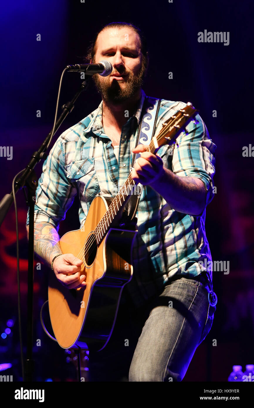Huntington, New York, Stati Uniti. 25 Mar, 2017. Il cantante Brian Ripps esegue sul palco al Paramount il 25 marzo 2017 a Huntington, New York. Credito: Debby Wong/Alamy Live News Foto Stock