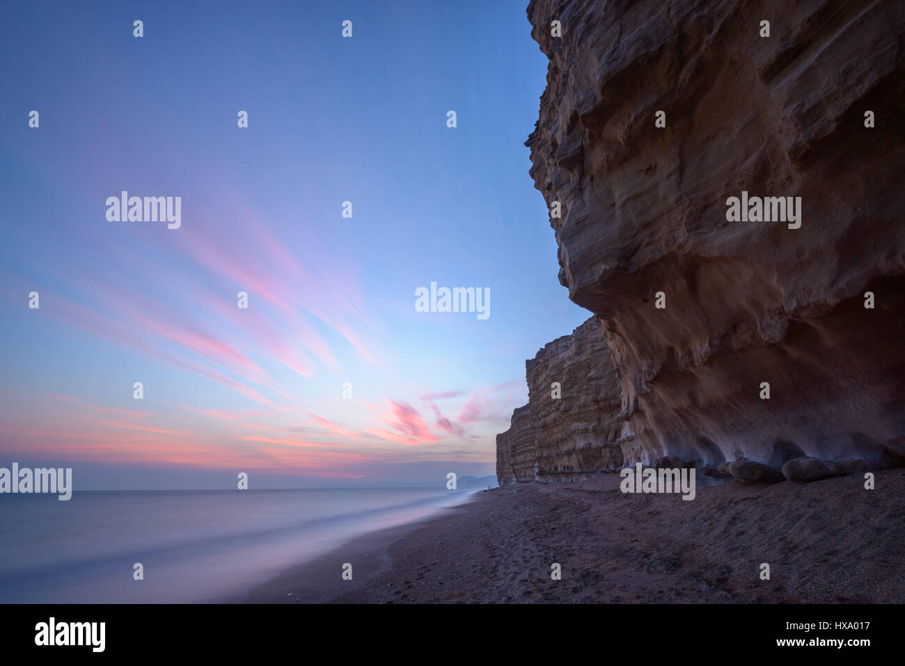 Burton Bradstock, Dorset, Regno Unito. Il 26 marzo 2017. Un ambiente fresco e colorato al fine di un soleggiato e caldo giorno in poi costa sud. Il primo giorno di BST su Mothering Domenica. © Dan Tucker/Alamy Live News Foto Stock