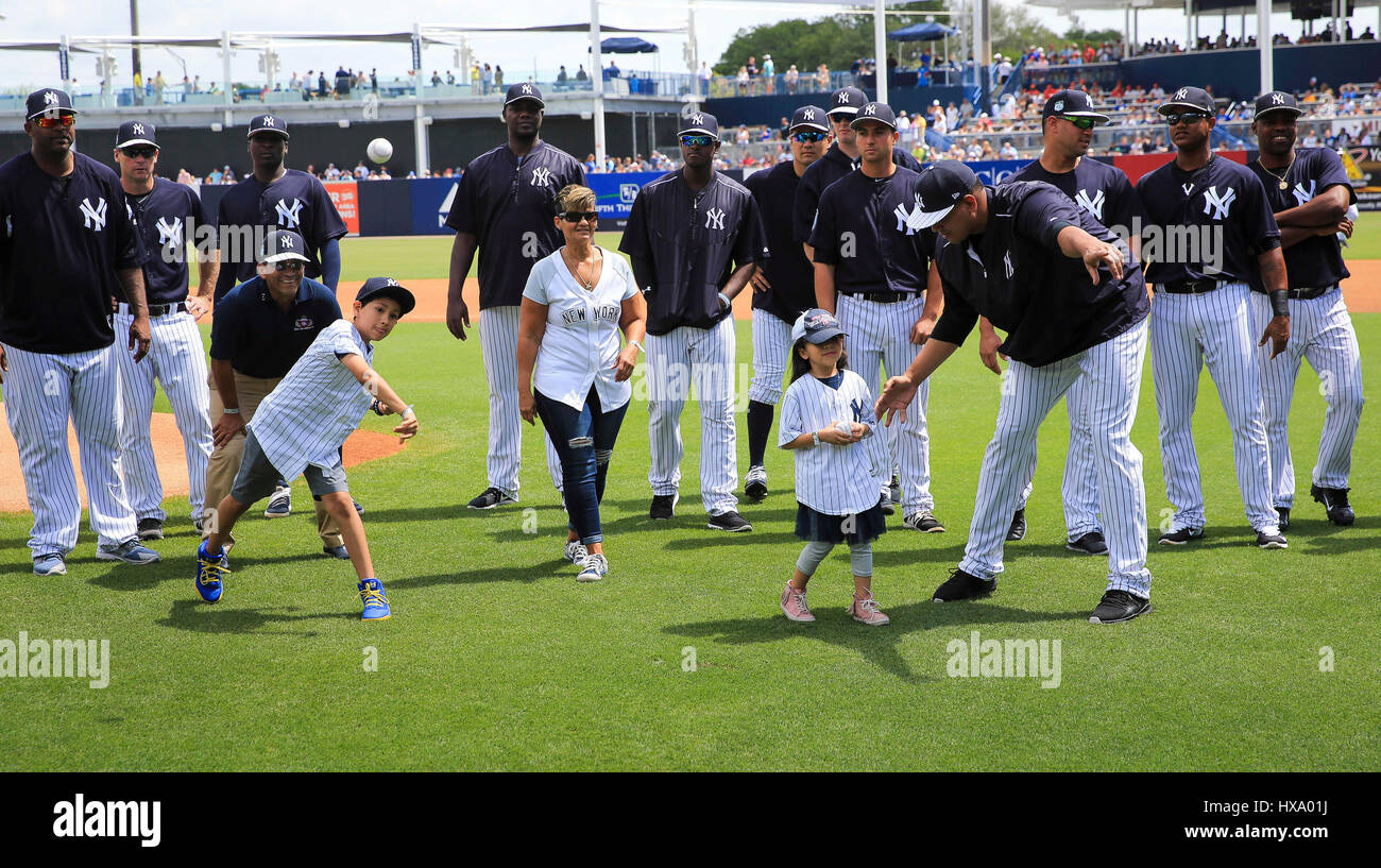 Tampa, Florida, Stati Uniti d'America. 26 Mar, 2017. Sarà VRAGOVIC | Orari.Daniel Gomez, 10, sinistra, getta il cerimoniale di primo passo con sua sorella, Isabella, 5, a destra con i membri dei New York Yankees cercando sulla prima che il gioco tra il Tampa Bay Rays e i New York Yankees a George M. Steinbrenner Field a Tampa, Florida, domenica 26 marzo, 2017. Sconosciuto per i bambini in questo momento, il catturatori dietro alla piastra sono stati i loro genitori, Capitano Elizabeth Gomez e Chief Warrant Officer Jose Gomez, che sono tornati a casa dopo essere stato distribuito per gli ultimi nove mesi. (Credito Immagine: © sarà Vrago Foto Stock