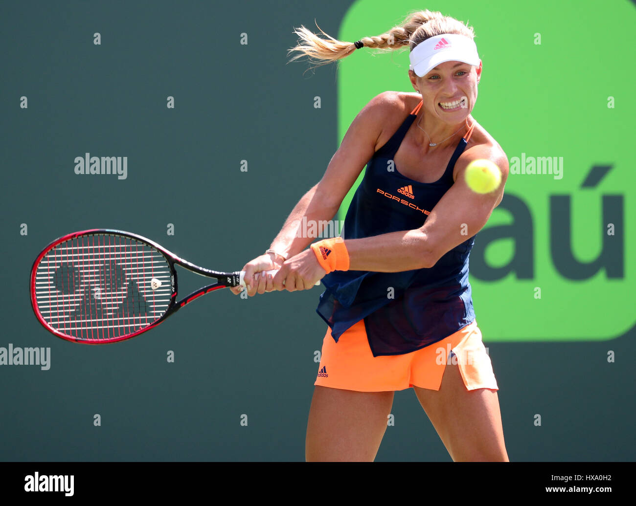 Key Biscayne, Florida, Stati Uniti d'America. 26 Mar, 2017. Angelique Kerber, della Germania, in azione durante la sua partita vincente contro la Shelby Rogers, degli Stati Uniti, al 2017 Miami Open presentato da Itau professional tennis tournament, ha suonato in occasione di Crandon Park Tennis Center di Key Biscayne, Florida, Stati Uniti d'America. Kerber d Rogers 6-4 7-5. Mario Houben/CSM/Alamy Live News Foto Stock