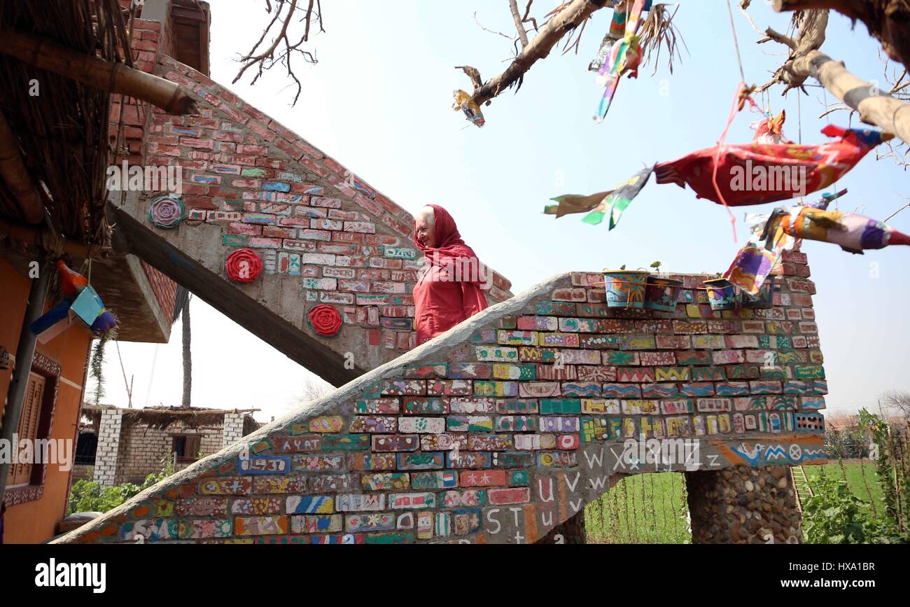 (170326) -- GIZA (Egitto), 26 marzo 2017 (Xinhua) -- Signora Didi è visto al suo Fiume Nilo School nel distretto di Ayyat sulla periferia della Provincia di Giza, circa un centinaio di chilometri a sud del Cairo, capitale dell Egitto, il 26 marzo 2017. Diana Sandor, noto come Didi, un vecchio ungherese-nato tedesco-sollevato donna, coperto la lunga distanza da ovest a est di sei anni fa per aprire il suo Fiume Nilo la scuola come un asilo di beneficenza e un centro educativo nel cuore del telecomando, impoverita Baharwa villaggio del distretto Ayyat sulla periferia della Provincia di Giza, circa 100 km a sud della capitale egiziana del Cairo. Didi detto lei sta Foto Stock