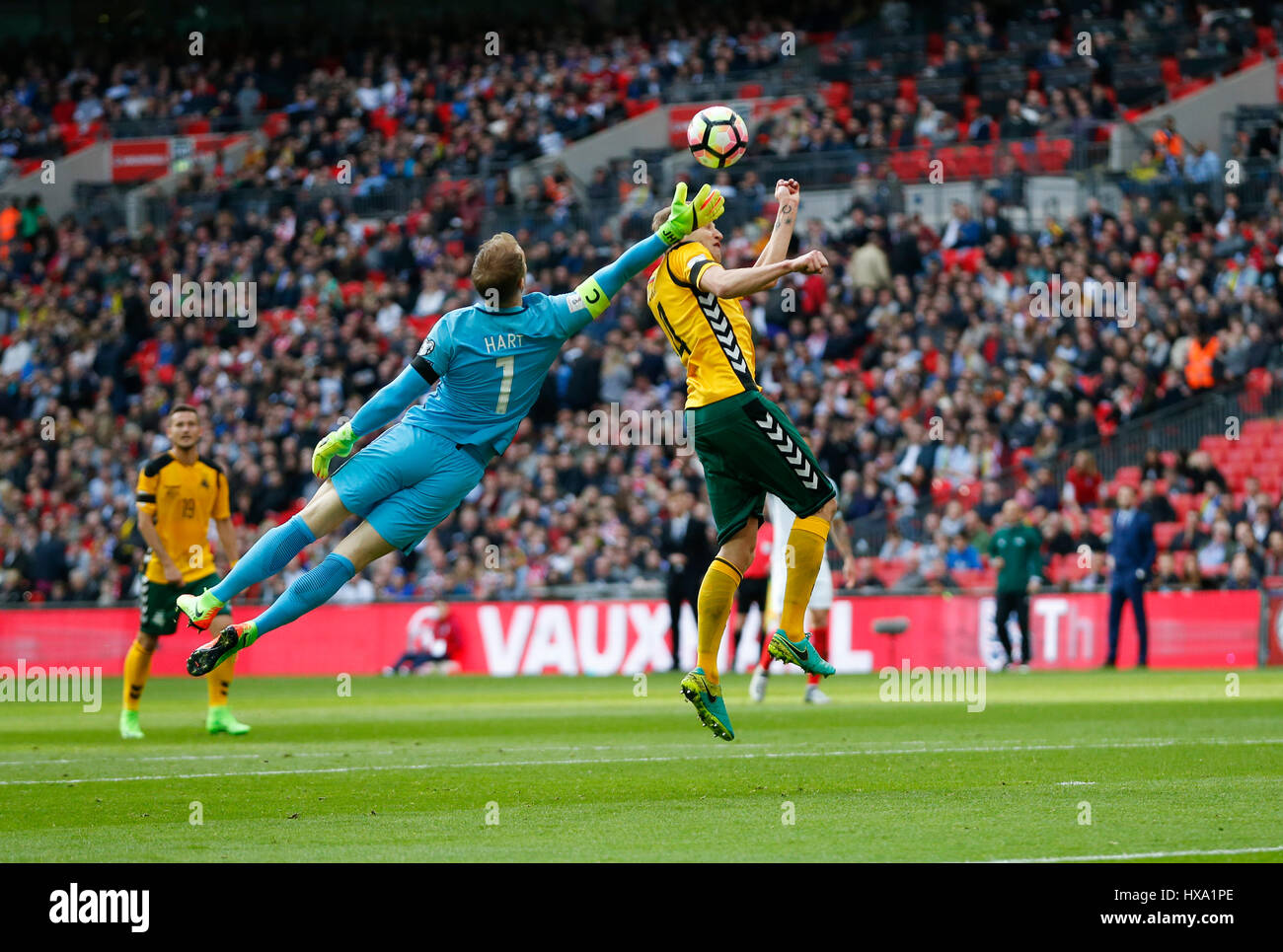 Londra, Regno Unito il sistema VIES con Vykintas Slivka (R) della Lituania durante la Coppa del Mondo FIFA Qualifica Europea Gruppo F corrisponde allo stadio di Wembley a Londra. 26 Mar, 2017. Joe Hart, portiere di Inghilterra con vies Vykintas Slivka (R) della Lituania durante la Coppa del Mondo FIFA Qualifica Europea Gruppo F corrisponde allo stadio di Wembley a Londra, Gran Bretagna il 26 marzo 2017. In Inghilterra ha vinto 2-0. Credito: Han Yan/Xinhua/Alamy Live News Foto Stock