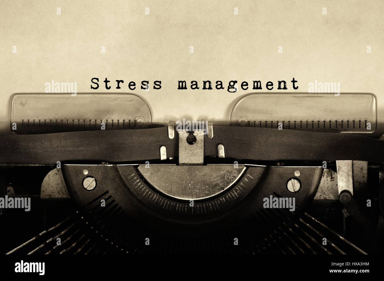 Gestione dello stress parole digitate sulla macchina da scrivere vintage. Foto Stock