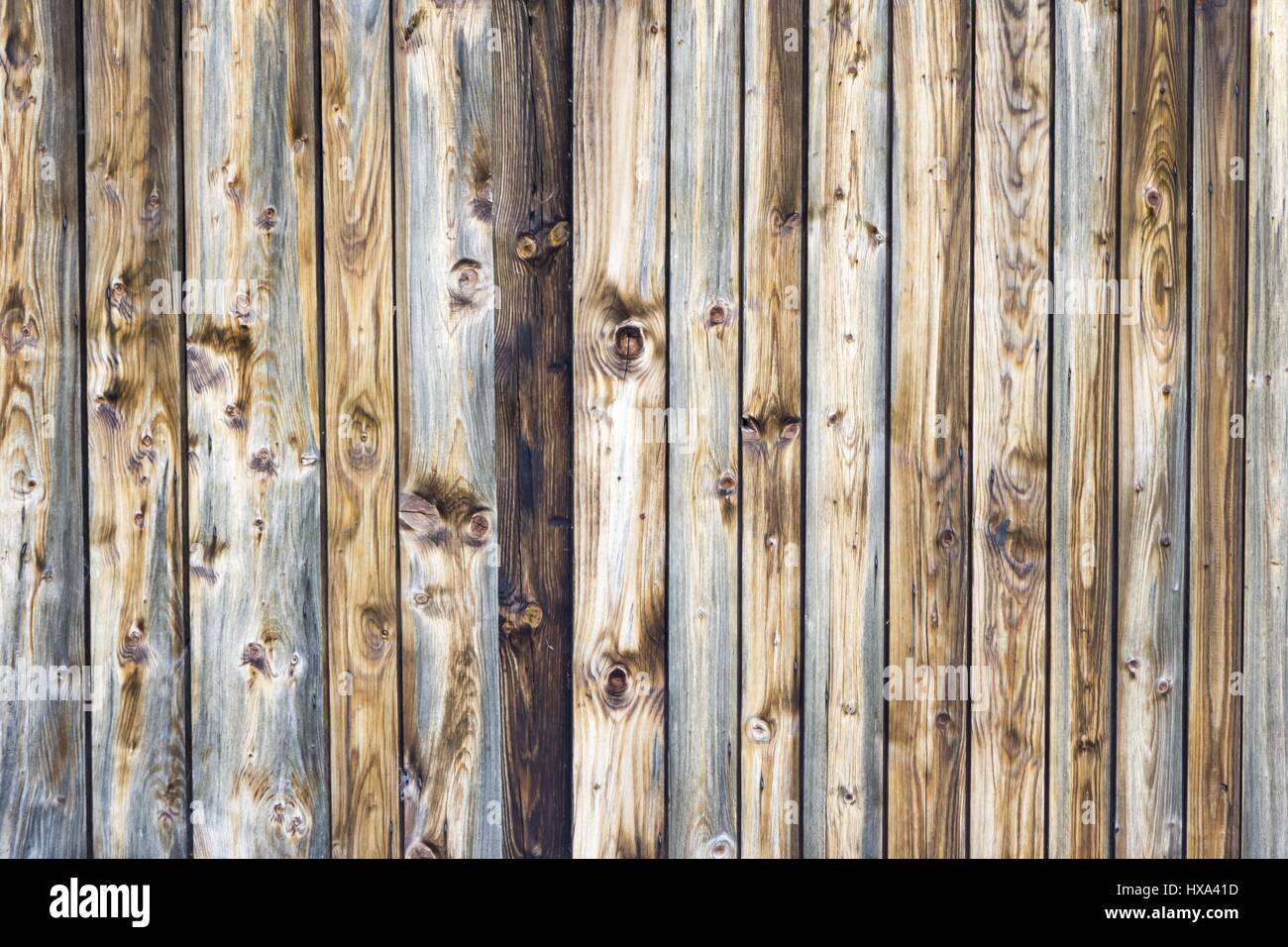 Fondo in tessuto di legno in listelli verticali marroni e bushole. Il motivo è costituito da legno invecchiato in base al tempo. La costruzione fatta a mano colori caldi. Foto Stock