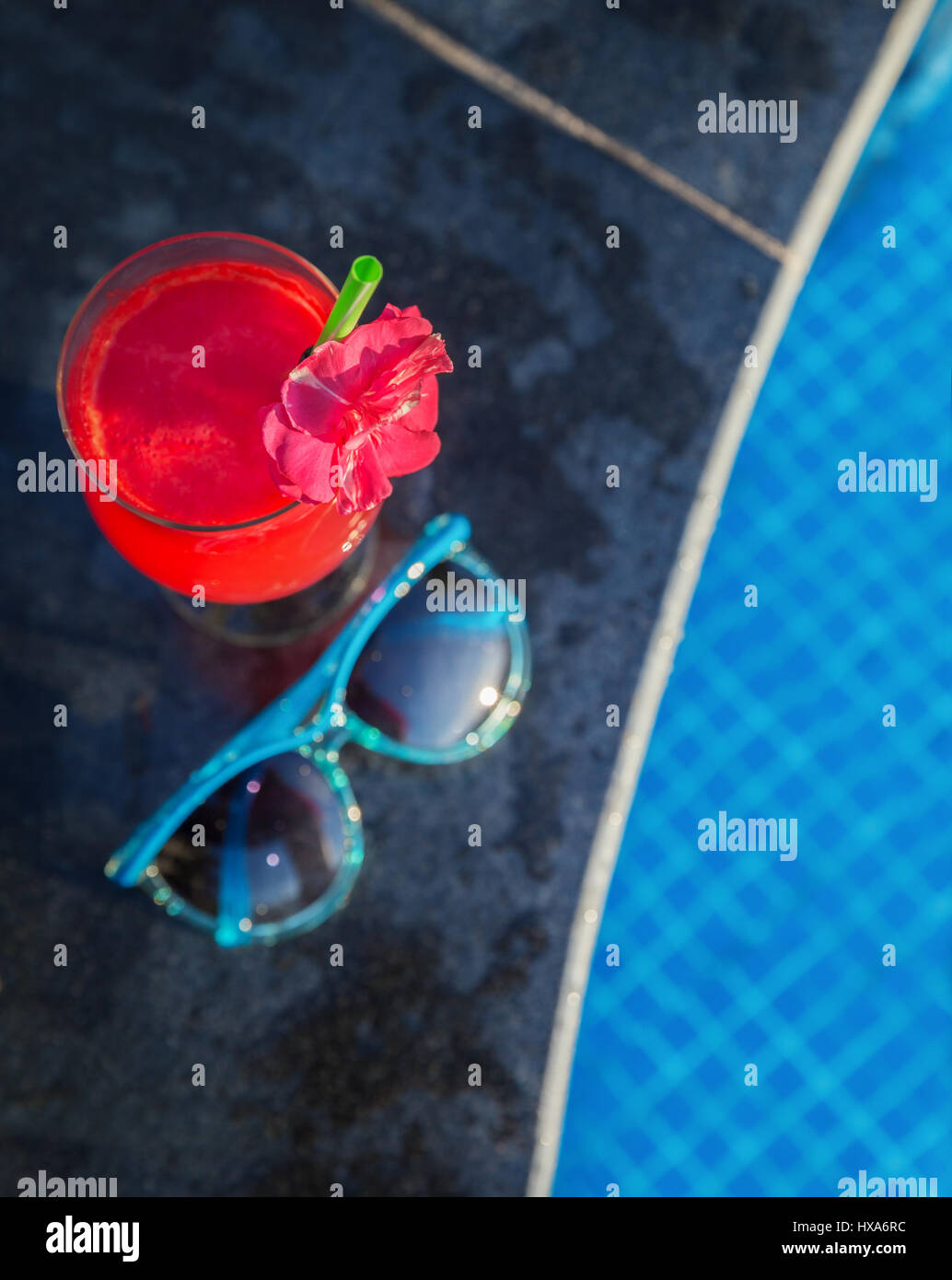 Acqua-melone frutta fresca bevanda smothie con sunglasseson al bordo della piscina - vacanza concetto tropicale Foto Stock