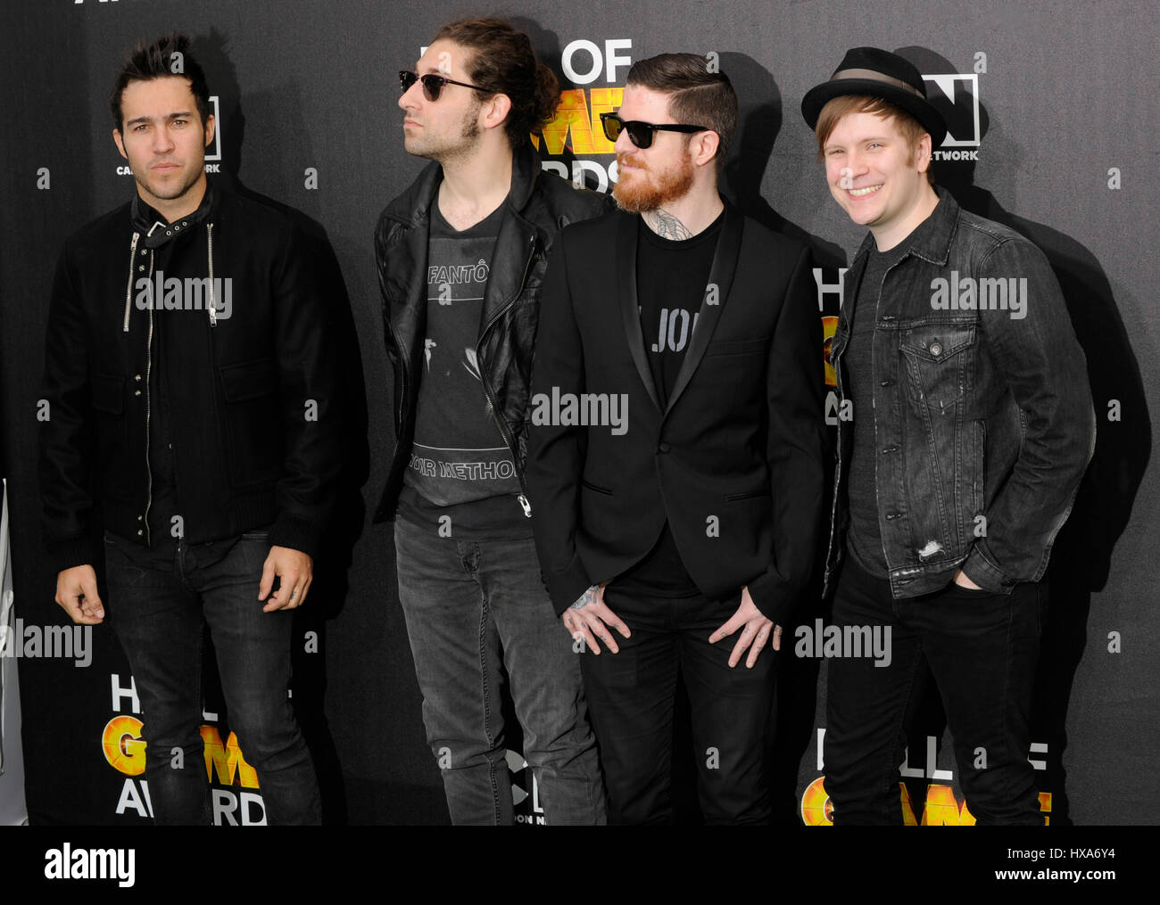 (L-R) Pete Wentz, Joe Trohman e Andy Hurley e Patrick Stump dei Fall Out Boy arrivare al quarto Annual Cartoon Network Hall Of Game Awards a Barker Hangar il 15 febbraio 2014 in Santa Monica, California. Foto Stock