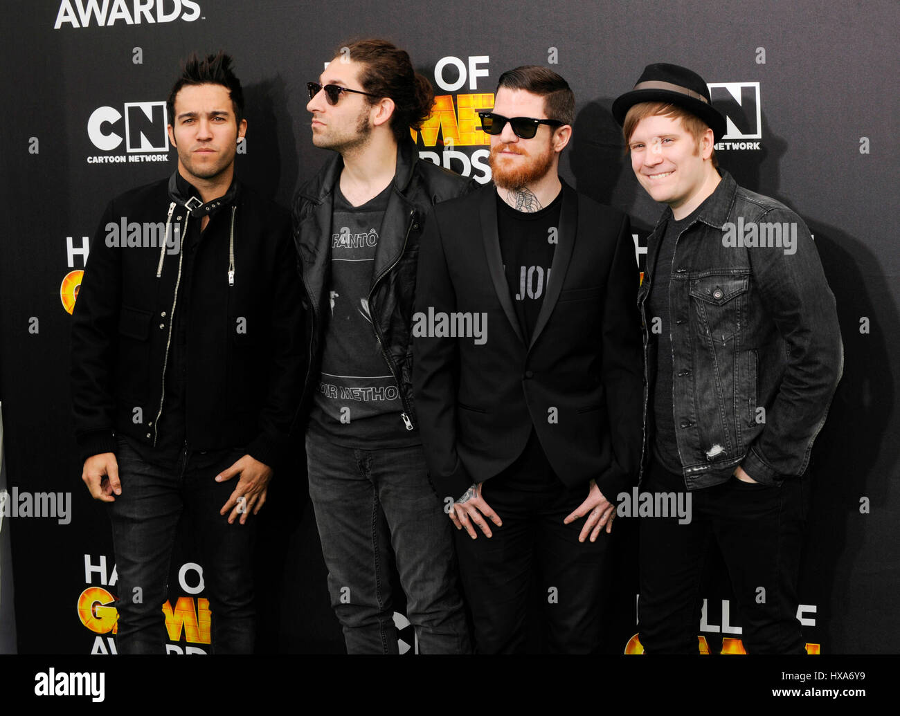 (L-R) Pete Wentz, Joe Trohman e Andy Hurley e Patrick Stump dei Fall Out Boy arrivare al quarto Annual Cartoon Network Hall Of Game Awards a Barker Hangar il 15 febbraio 2014 in Santa Monica, California. Foto Stock