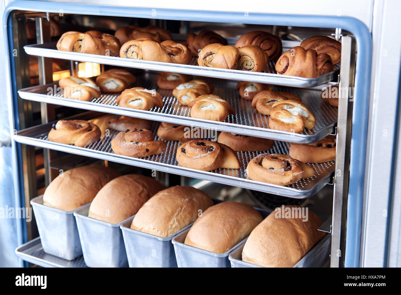 Pane dolce da forno combi nel sistema di cottura a vapore. Forno di  produzione presso la panetteria. La cottura del pane. Produzione di pane  Foto stock - Alamy