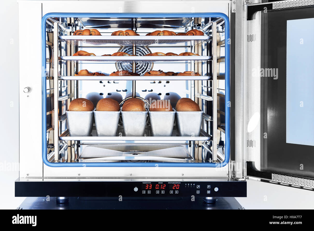 Pane dolce da forno combi nel sistema di cottura a vapore. Forno di  produzione presso la panetteria. La cottura del pane. Produzione di pane  Foto stock - Alamy