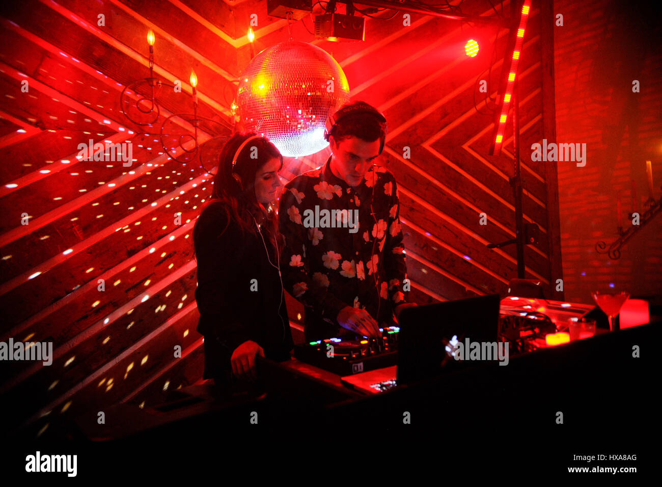 (L-R) celebrità DJ 'due metà " Shenae Grimes e il marito Josh Beech al la innovatori Party a 41 Ocean su Giugno 19, 2014 in Santa Monica, California. Foto Stock