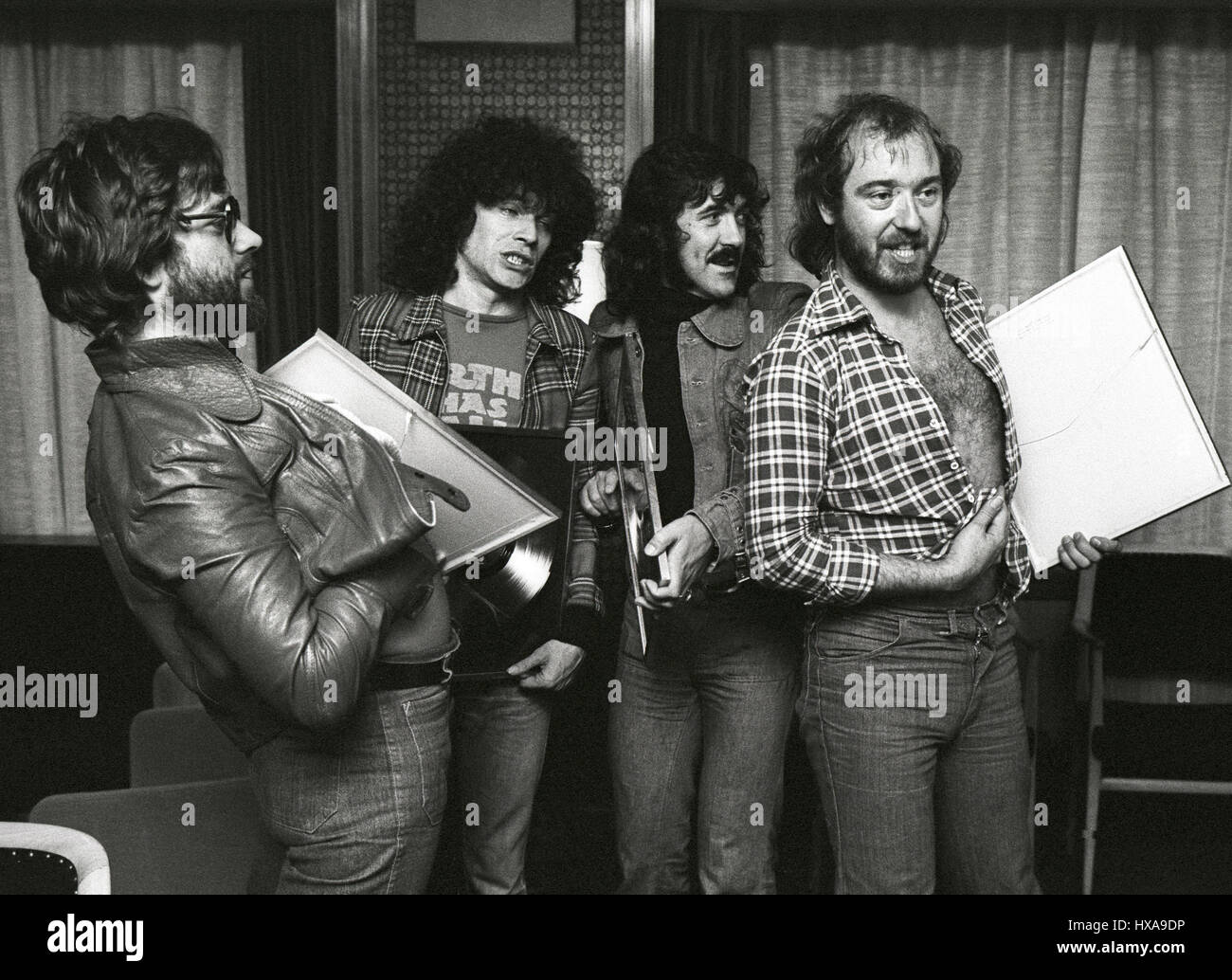 Nazaret hard rock groupe da Scottland 1974 riceve i record di oro a Stoccolma a sinistra Darrel Sweet,Dan McCafferty,Manny Charlton och Pete Agnew Foto Stock