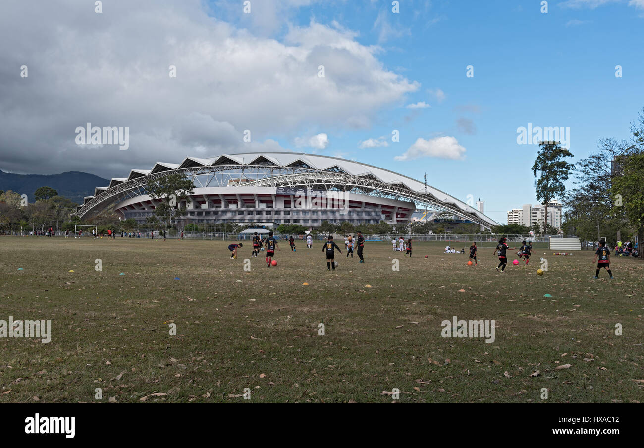 Il calcio giocando i bambini davanti al National Stadium di San Jose, Costa Rica Foto Stock