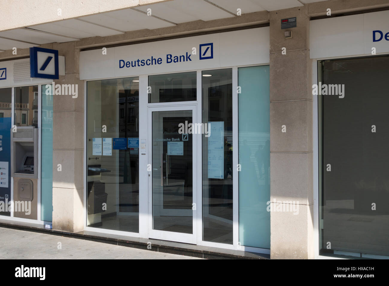 Deutsche Bank branch office all'aperto, con il testo in blu e il logo in un cartellone, nella città di Cambrils in Spagna Foto Stock