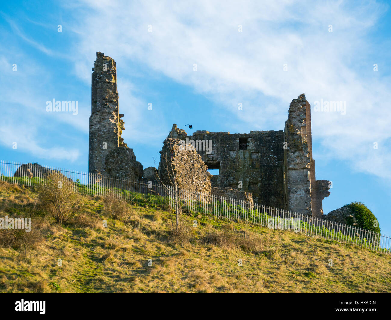Wispy nuvole e cielo blu sopra il remainds storico di Corfe Castle, Corfe Castle, Dorset, Regno Unito Foto Stock