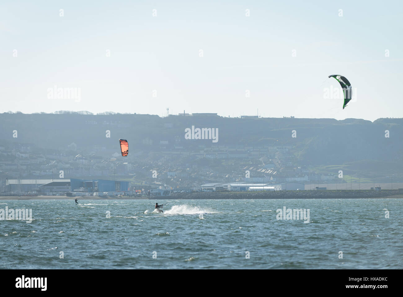 Portland Harbour, Dorset, Regno Unito. Il 26 marzo 2017. Un kite surfer su un croccante di Ventoso giornata soleggiata al Portland Harbour su Mothering Domenica. © Dan Tucker/Alamy Live News Foto Stock
