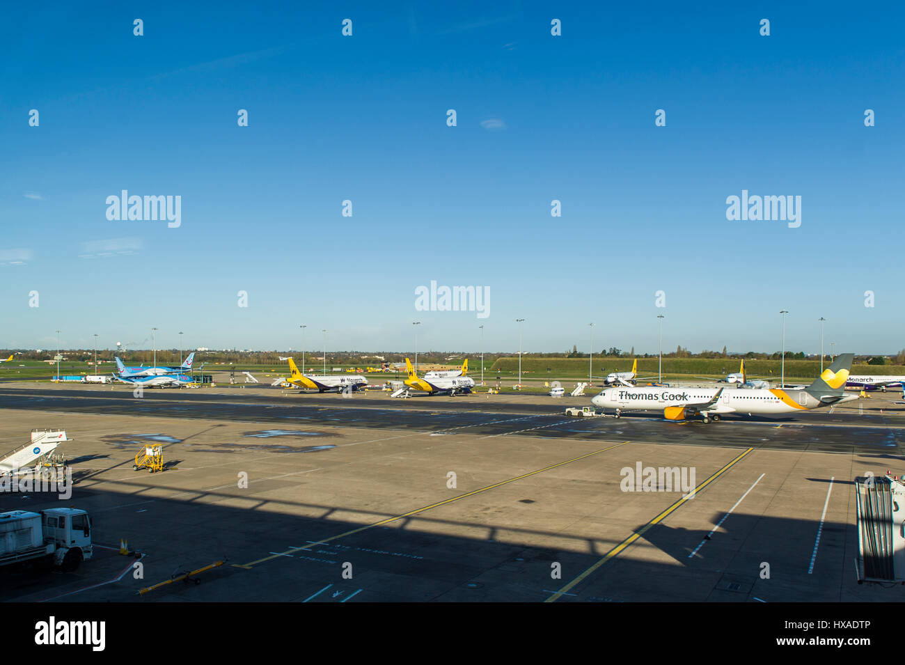 La Monarch aeromobili allineata all'Aeroporto di Birmingham, UK. La compagnia aerea ha andato in amministrazione che è la più grande compagnia aerea del Regno Unito guasto. Foto Stock