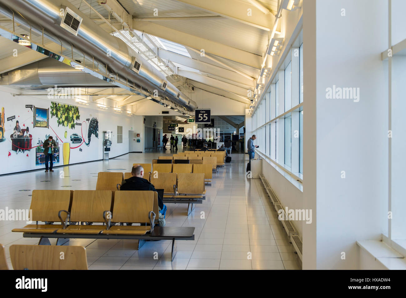 Lounge di partenza in aeroporto di Birmingham (BHX), Birmingham, Regno Unito con copia spazio. Foto Stock