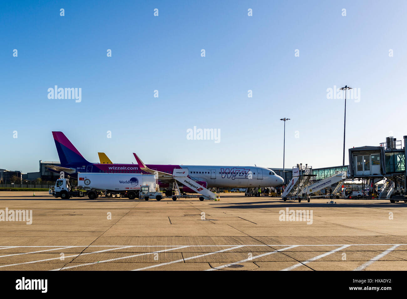 Wizz Air Airbus A321 la registrazione HA-LXE boards i passeggeri all'Aeroporto di Birmingham (BHX), Regno Unito. Foto Stock