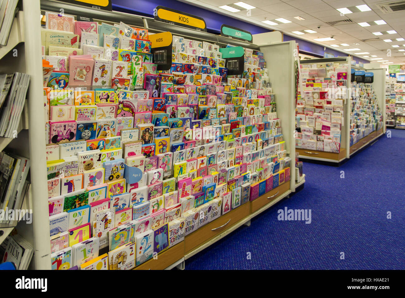 Cartoline di compleanno visualizzati in rack in WH Smith giornalai, Coventry, Regno Unito. Foto Stock