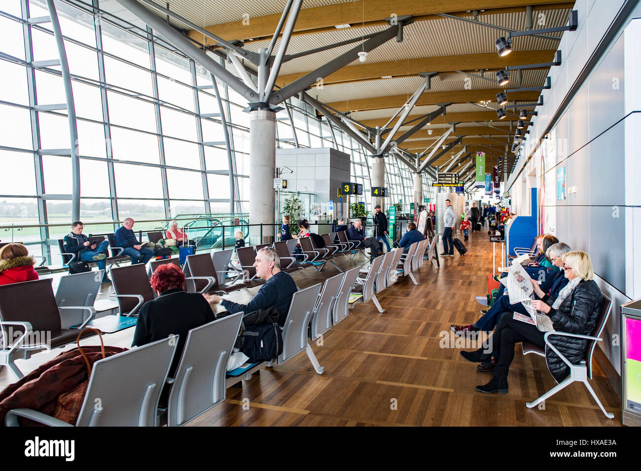 Sala partenze presso l'Aeroporto di Cork, Cork, Irlanda piena di persone in attesa per i loro voli. Foto Stock