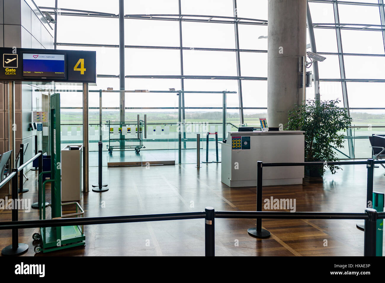 Gate 4 in sala partenze presso l'Aeroporto di Cork, Cork, Irlanda. Foto Stock