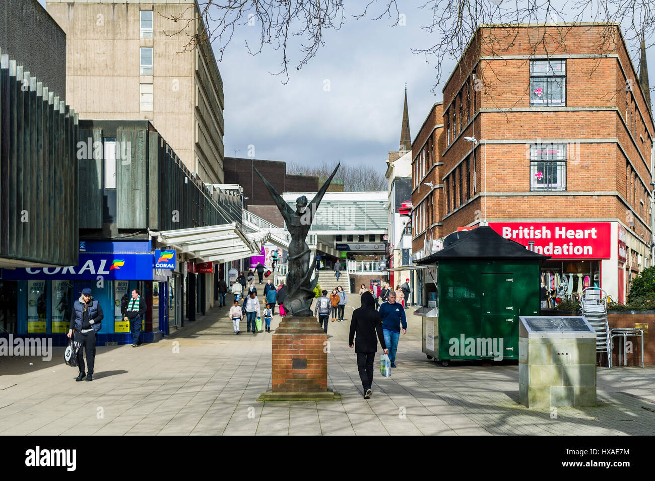 Centro commerciale a Hertford Street, Coventry, Regno Unito su una trafficata domenica pomeriggio. Foto Stock