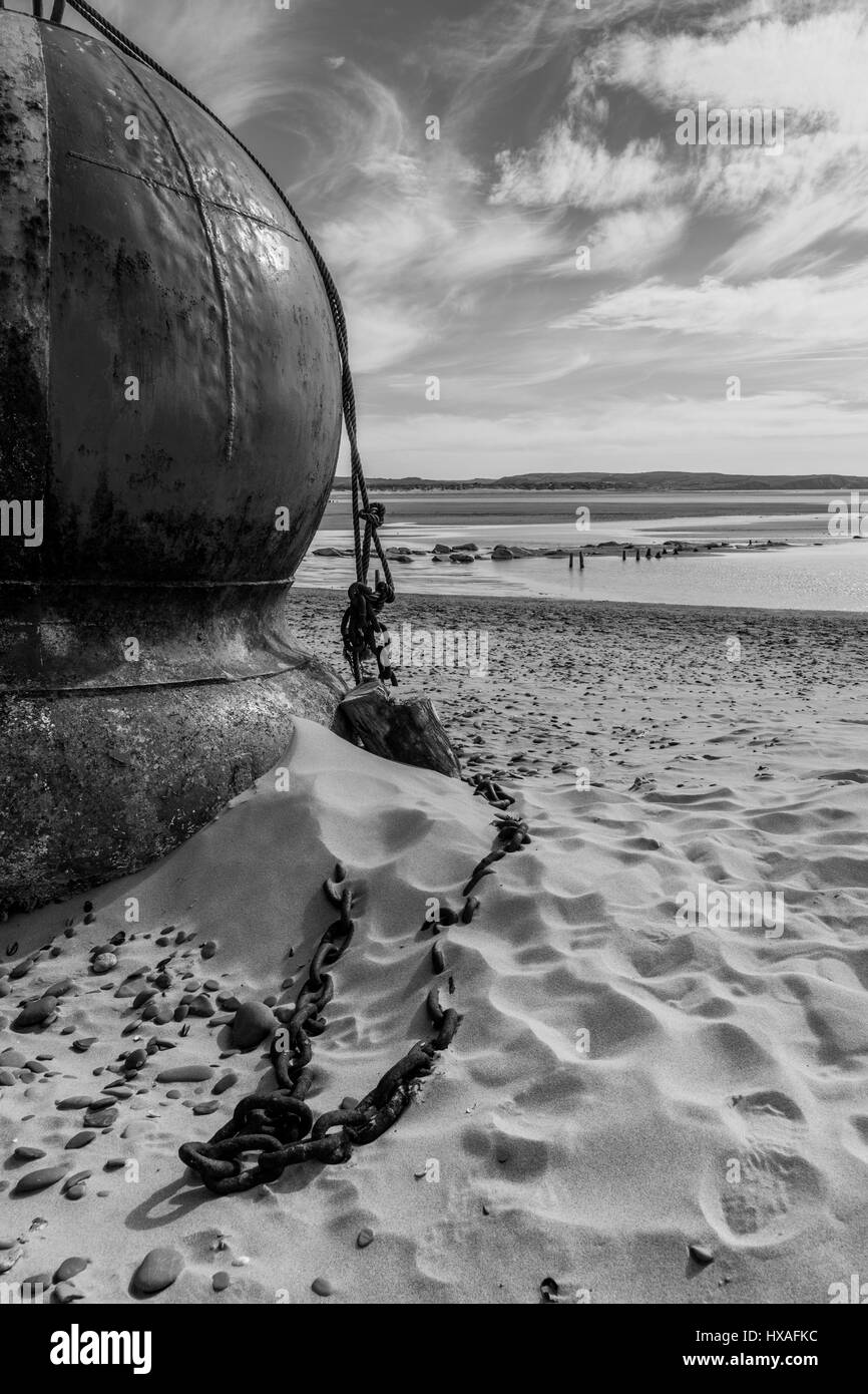 La boa sulla spiaggia a Aberdovey (Aberdyfi), Gwynedd, Galles Foto Stock