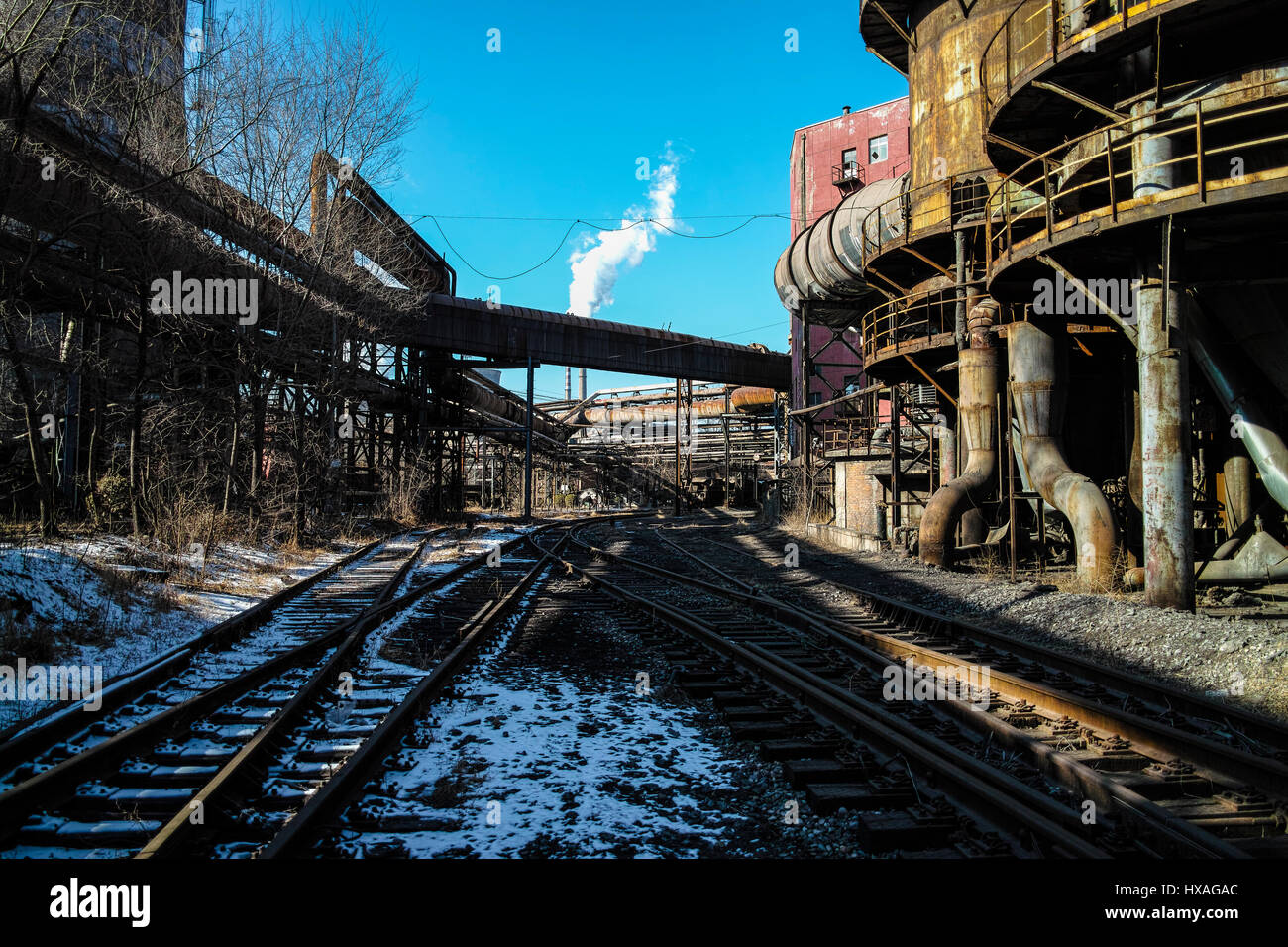 Stazione ferroviaria arrugginite e abbandonate le attrezzature per la produzione di acciaio in inverno Foto Stock