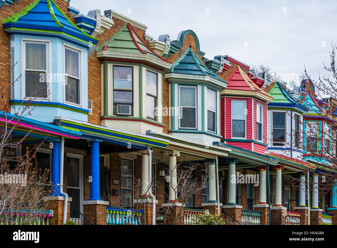 Riga di colorate case lungo Guilford Avenue Charles Village, Baltimore, Maryland. Foto Stock