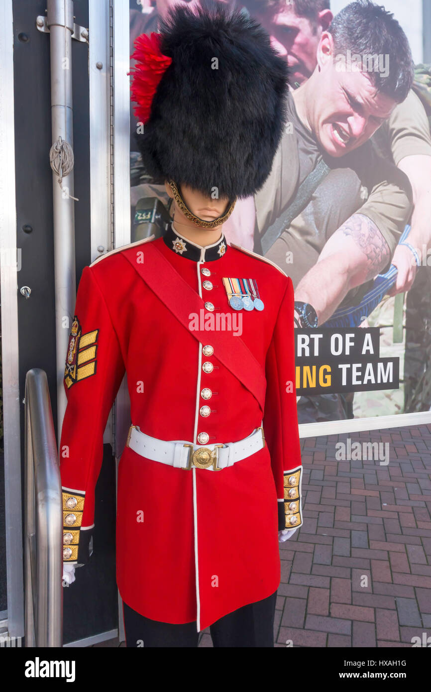 Un manichino vestito in uniforme cerimoniale di una guardia a piedi su un reclutamento promozionali stand delle guardie Coldstream Foto Stock