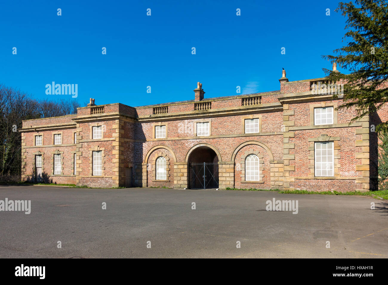 In disuso il grado 2 elencati blocco stabile in attesa di riqualificazione presso il sito della ex Kirkleatham Hall, redcar cleveland North Yorkshire Foto Stock