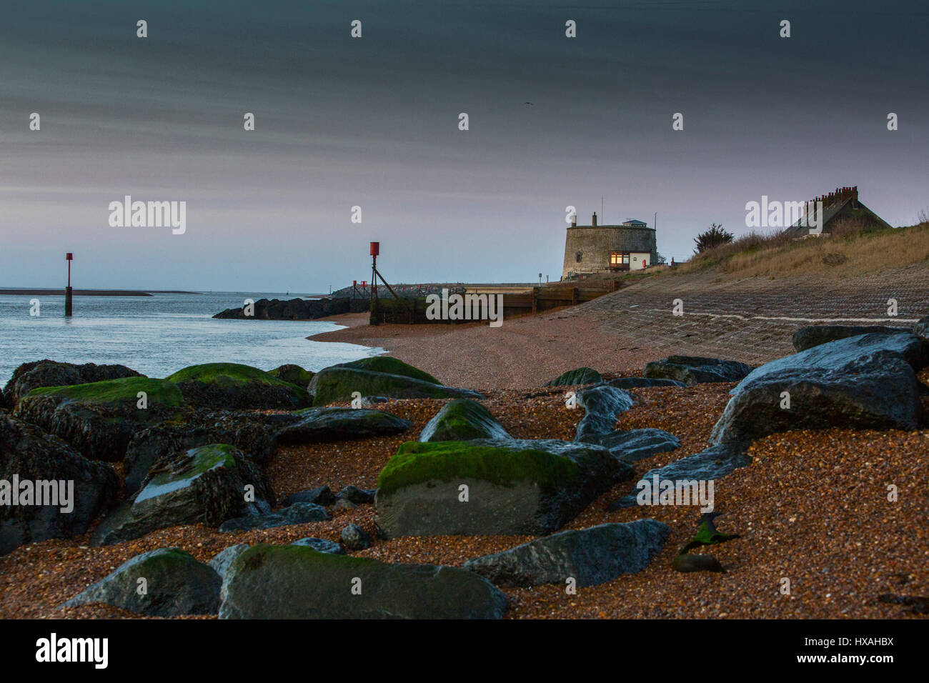Una spiaggia in Suffolk con un martello tower in distanza. Foto Stock