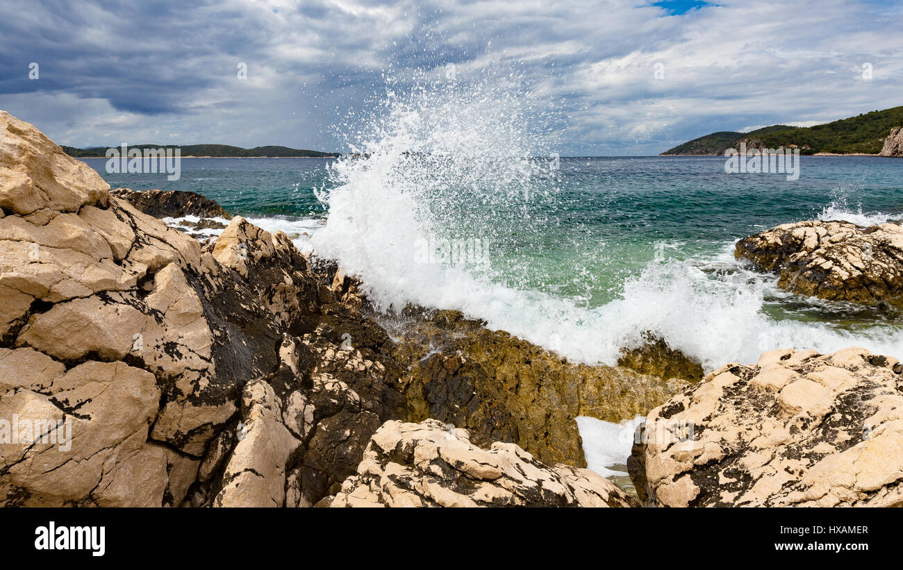 Onde marine che si infrangono sulle rocce della costa. Isola di Hvar, Croazia. Europa. Foto Stock
