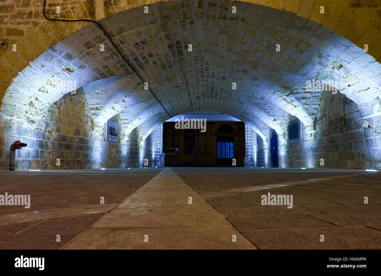 La Valletta, Malta - 28 luglio 2015: la vista notturna del tunnel che si collega Lascaris Wharf e di La Valletta fossa con il sollevatore fino a Upper Barrakka Gardens Foto Stock