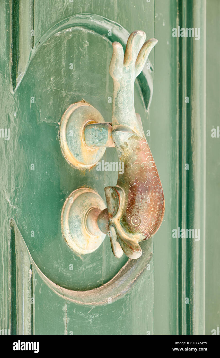 Un vecchio stile bronzo decorativo delle maniglie delle porte, la caratteristica distintiva di Malta a Mdina. Foto Stock